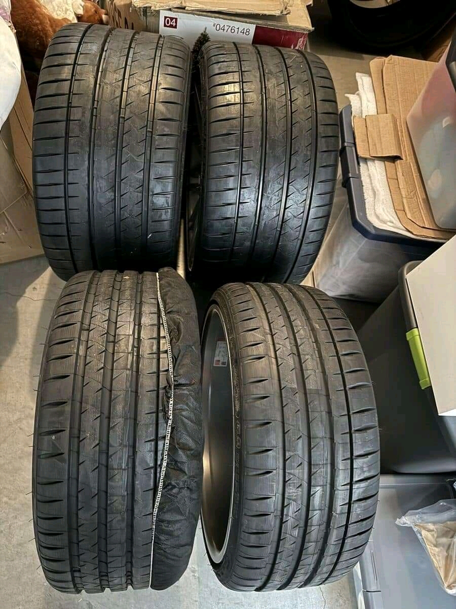 1731626582176 corvette Vossen wheels and tires package New HF-7 satin silver wheel tire package.